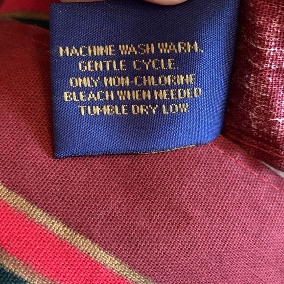 Large Rectangle Charter Club Christmas Poinsettia tablecloth - Picture 5 of 5